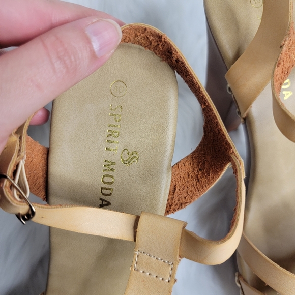 Brown platform heel sandal. - Picture 8 of 11